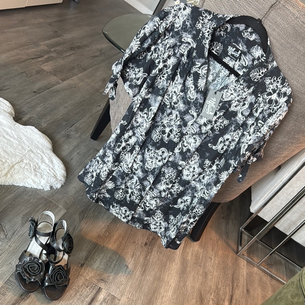 CLOSET CLEARANCE - Hell Bunny Black and White Floral Top
